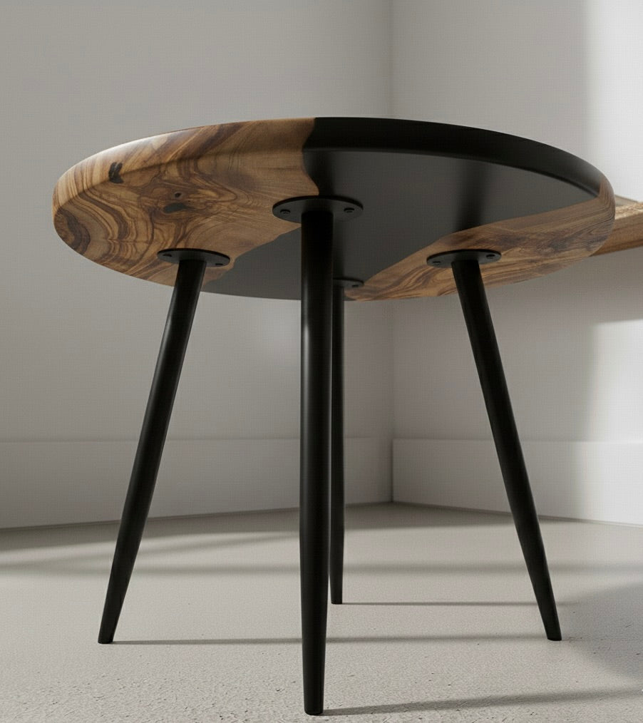 MARCO –  Tavolino Rotondo in Ulivo, Resina Nera e Base in Acciaio Design