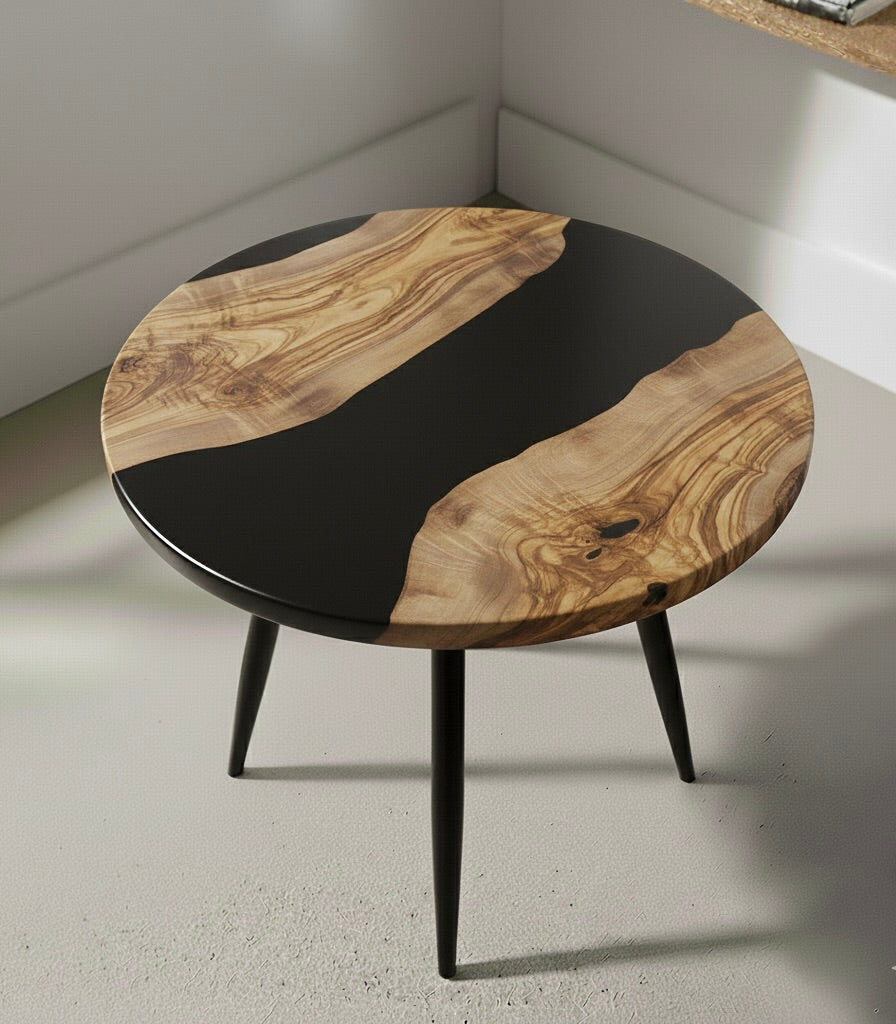 MARCO –  Tavolino Rotondo in Ulivo, Resina Nera e Base in Acciaio Design