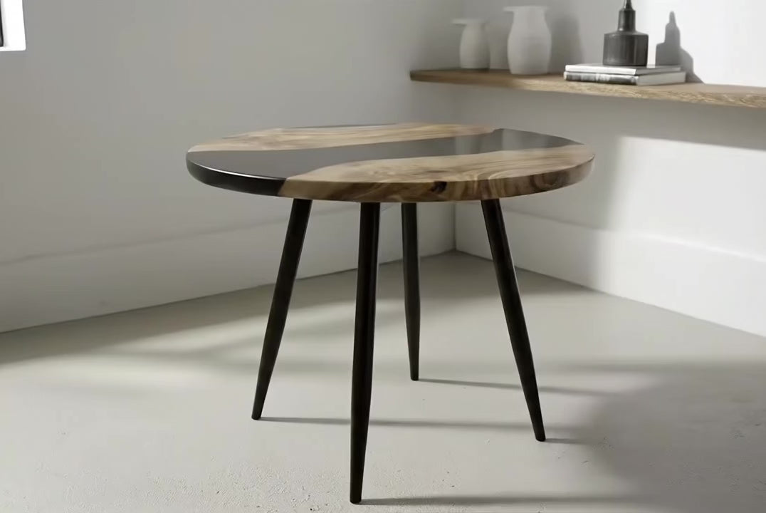 MARCO –  Tavolino Rotondo in Ulivo, Resina Nera e Base in Acciaio Design